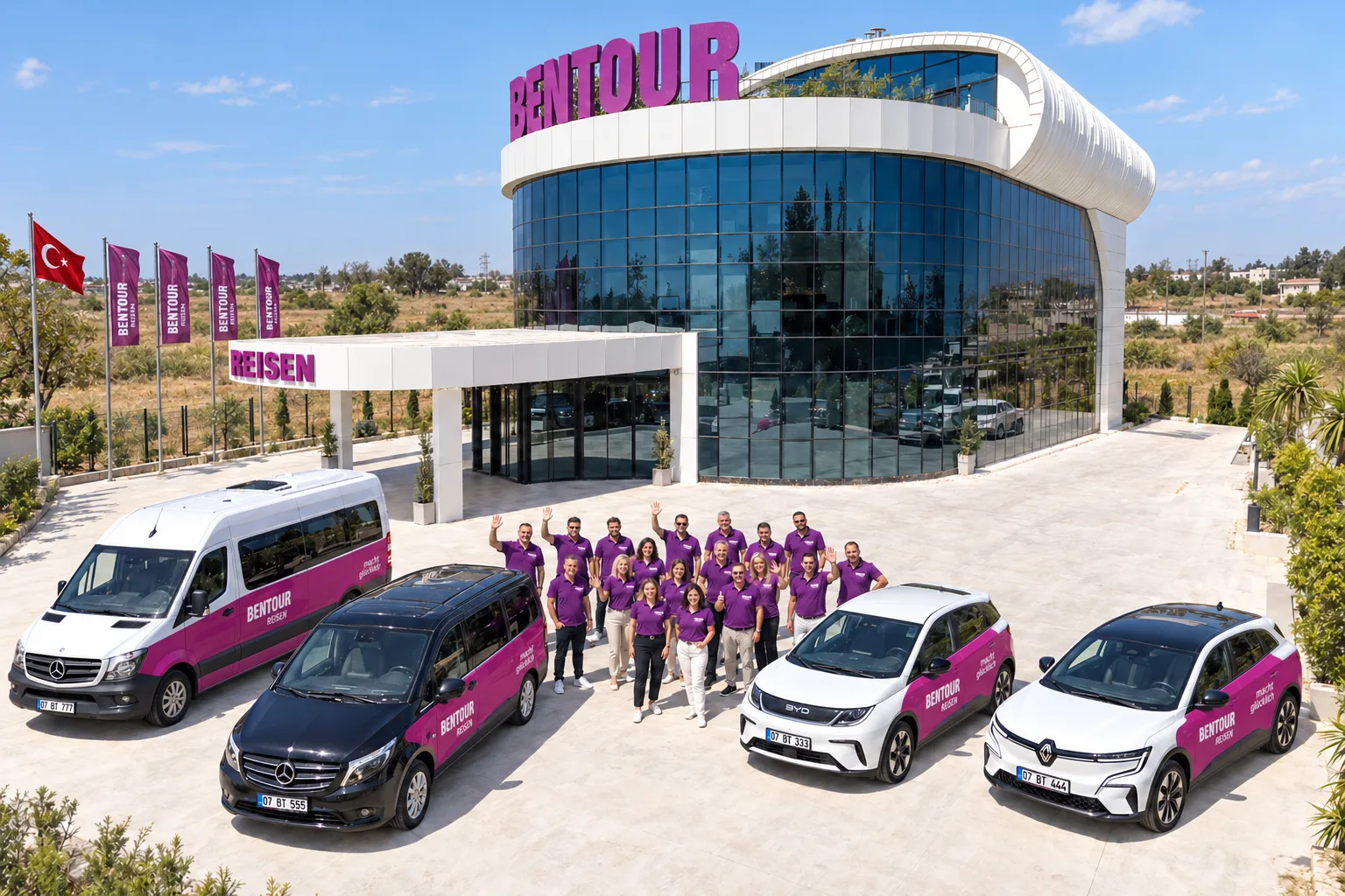 Unser Team in lila Uniformen winkt vor der Bentour Reisen Zentrale in Antalya, davor die Flotte: Mercedes Sprinter, Mercedes Vito, BYD Dolphin und Renault Megane E-Tech